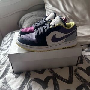 Jordan 1 low SE mismatched- purple magenta